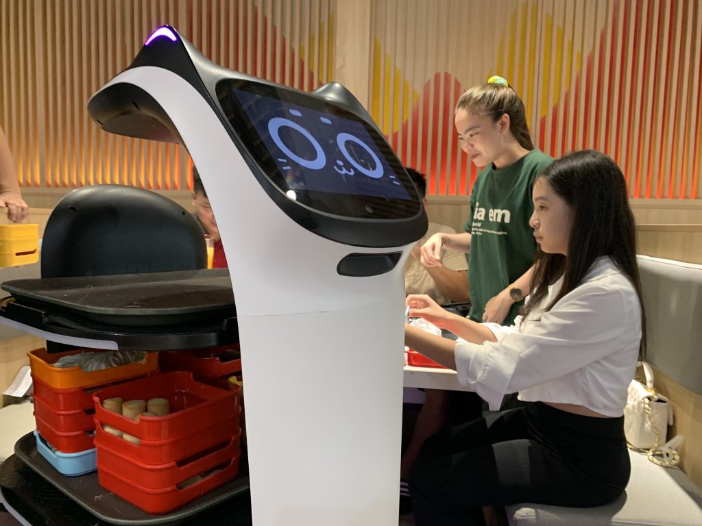 Robot PUDU tiếp món tại chuỗi lẩu Haidilao
