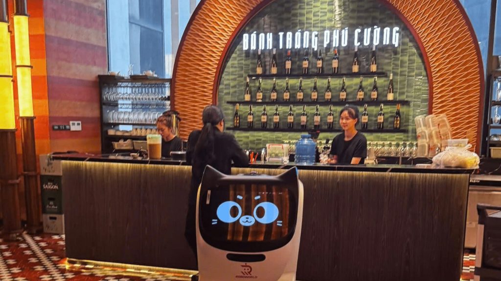 BellaBot chạy bàn tại nhà hàng Bánh tráng Phú Cường