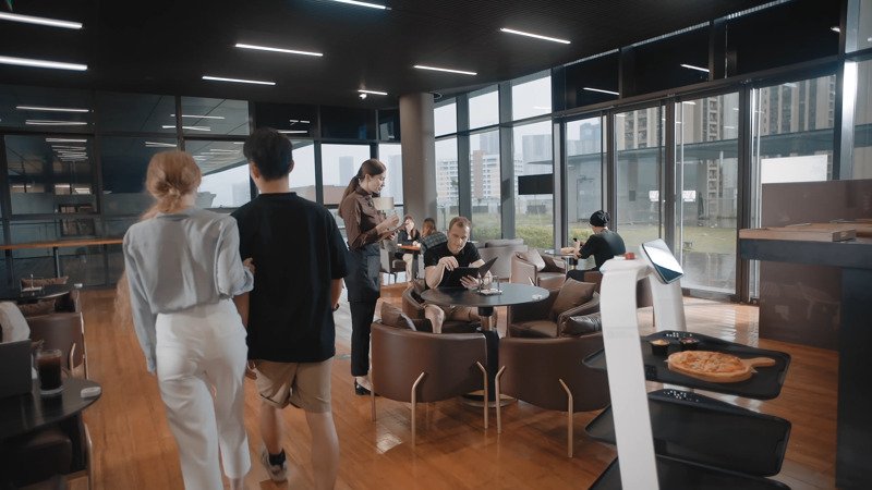 Robot phục vụ PUDU mang món trong nhà hàng