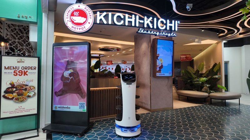 Robot phục vụ PUDU chạy bàn thực tế tại nhà hàng