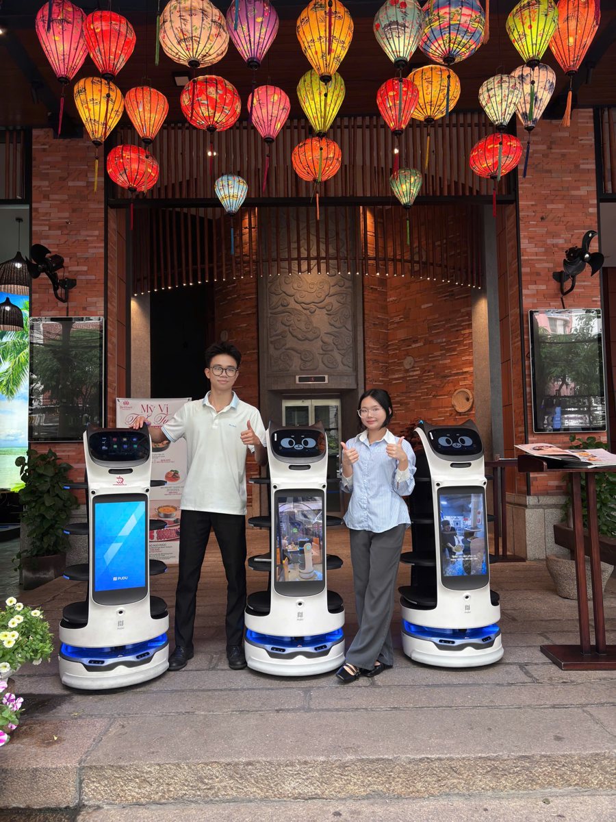 Ba robot phục vụ do Roboworld bàn giao cho nhà hàng Brilliant