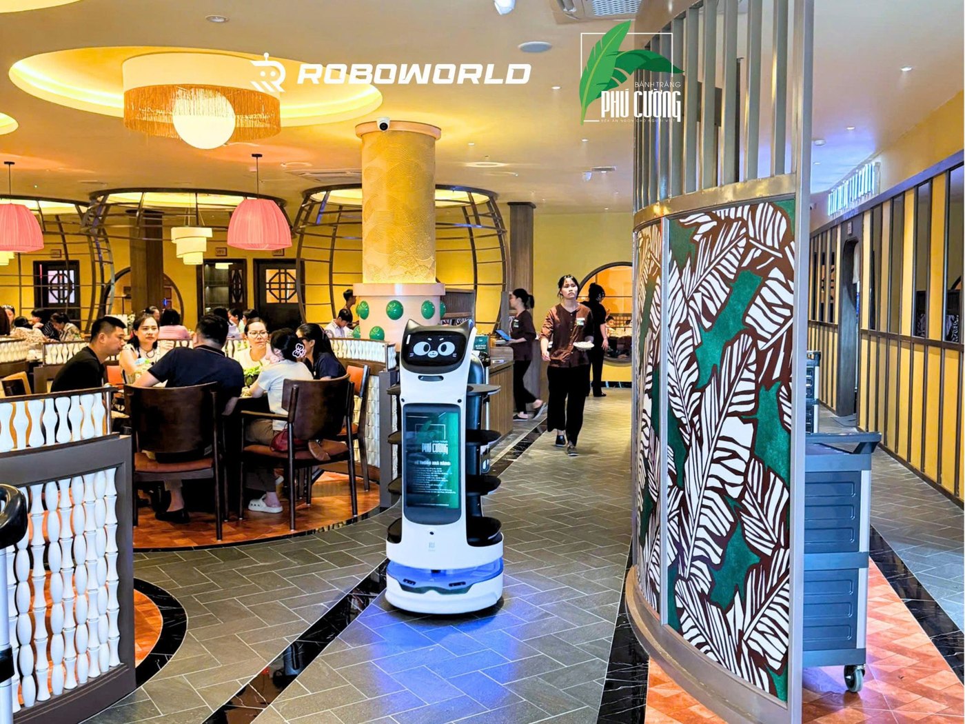 BellaBot đi giữa lối đi nhà hàng Bánh tráng Phú Cường do Roboworld triển khai